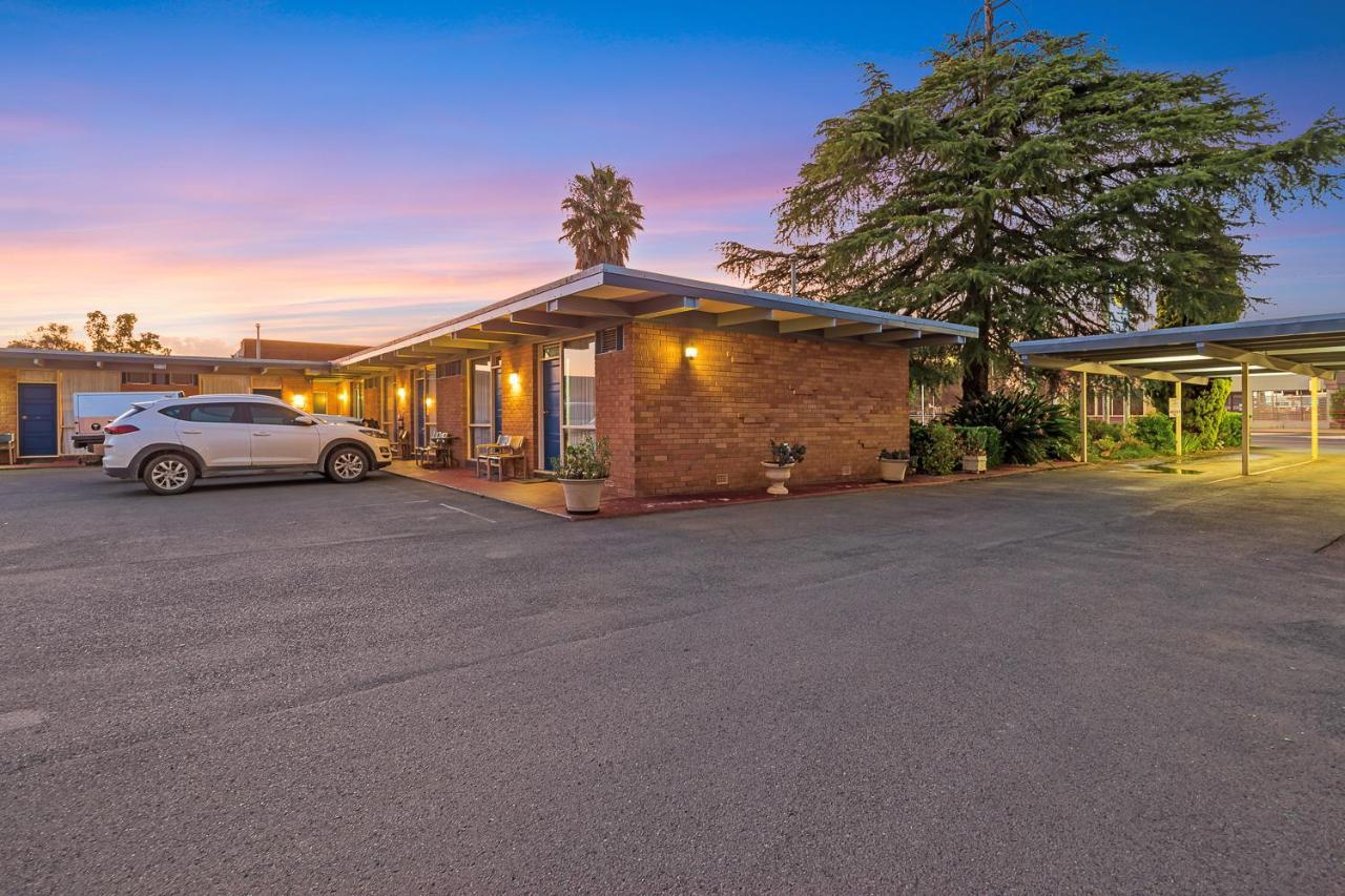 Plainsman Motel Forbes Eksteriør billede