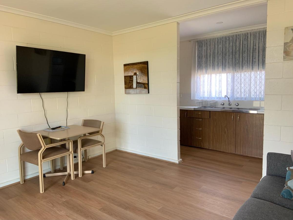 Plainsman Motel Forbes Eksteriør billede